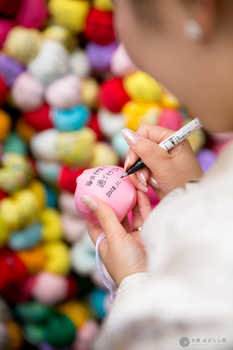 噂のカラフルなお寺で願い事を