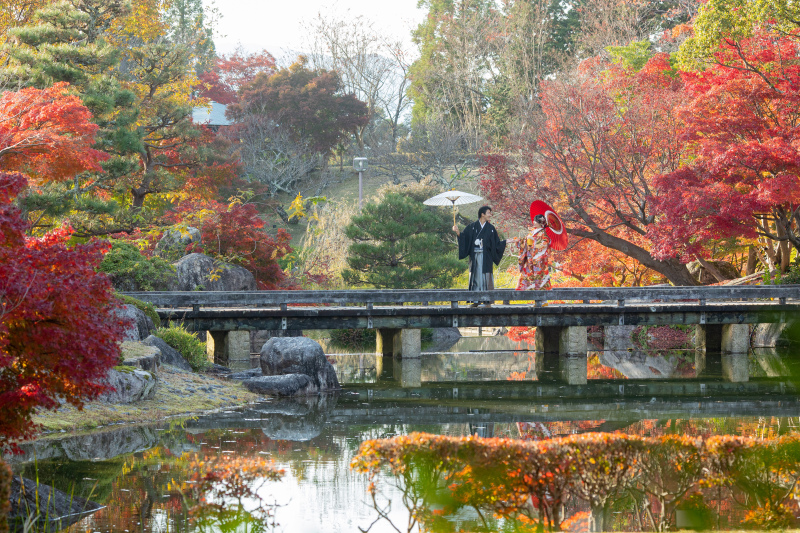 橋の上にたたずむお二人