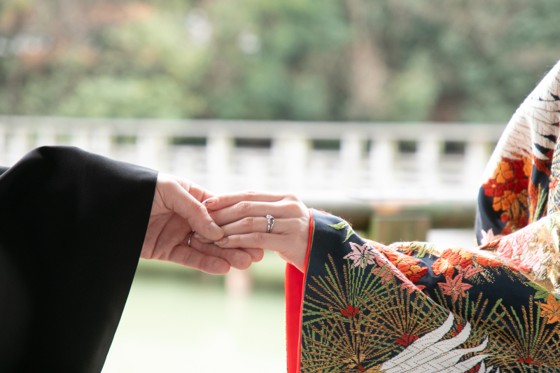 手をとりあって