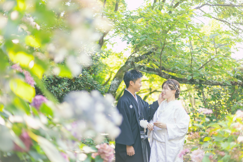 お花に囲まれるお二人