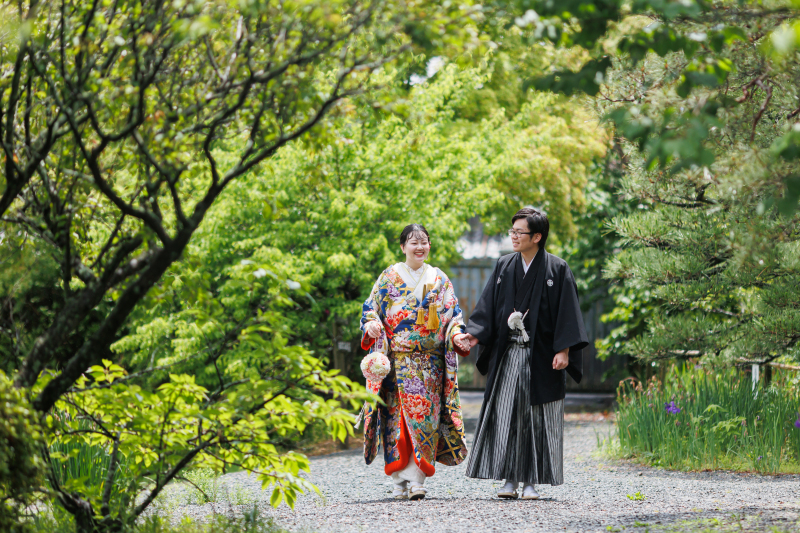 手を取り合って