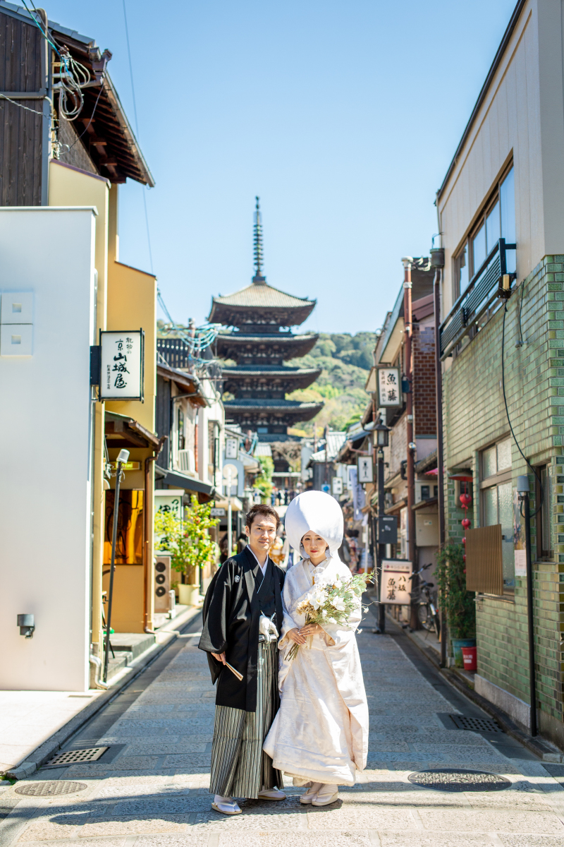 青々とした空と八坂の塔