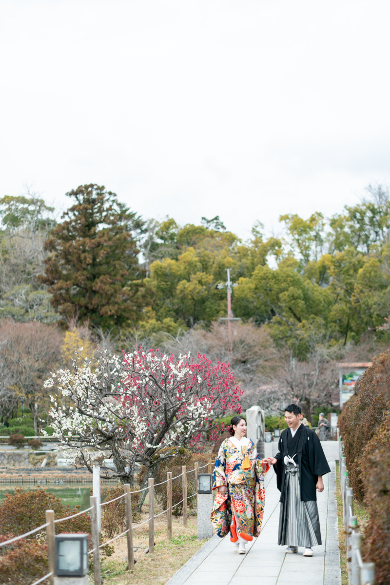 手を取り合って