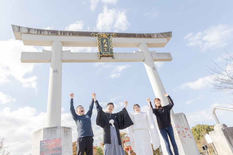 鳥居でばんざい