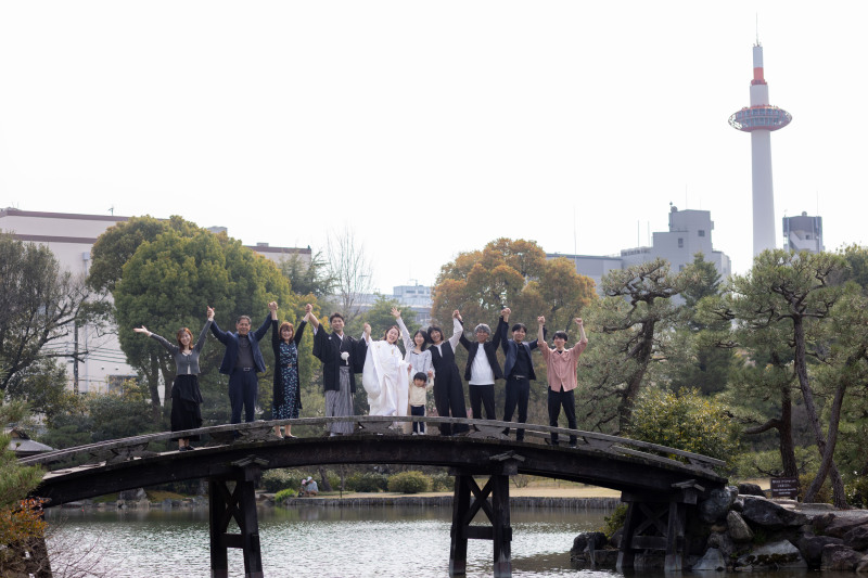 京都タワーが見える庭園で