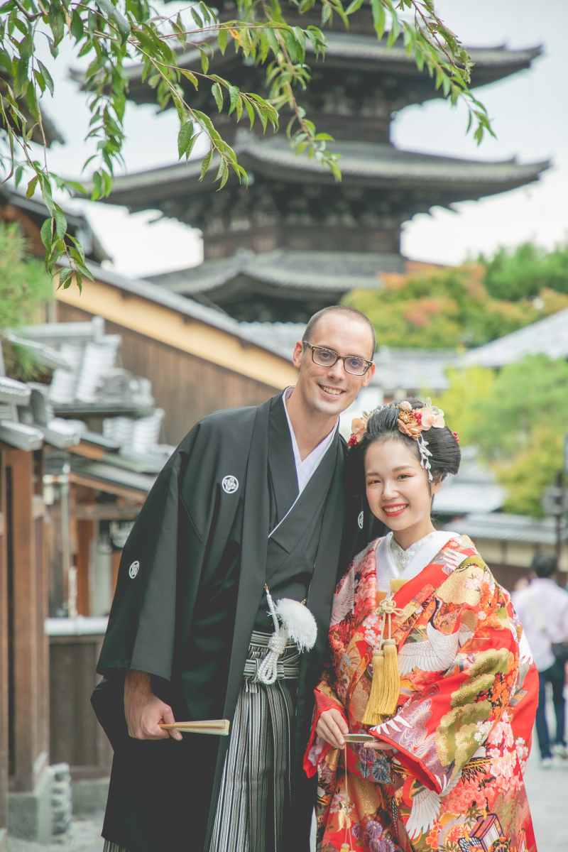 八坂の塔を背景に
