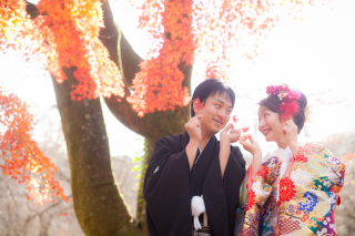 冬も迫る時期に、紅葉の綺麗な背景で撮りたい！