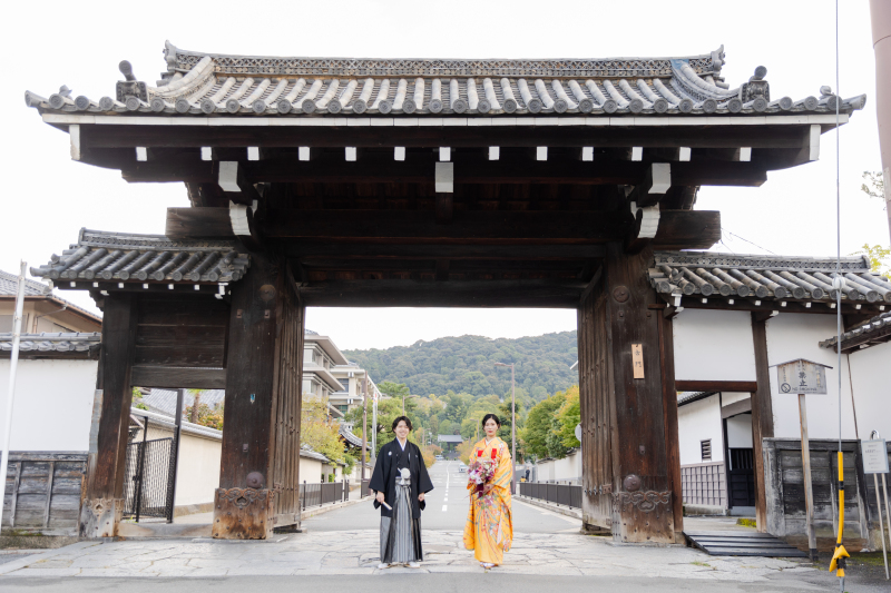 門の前で、お二人写真