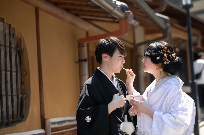 八坂で食べさしあいっこ