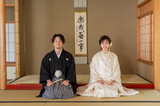 鮮やかな色打掛と、清楚な白無垢で