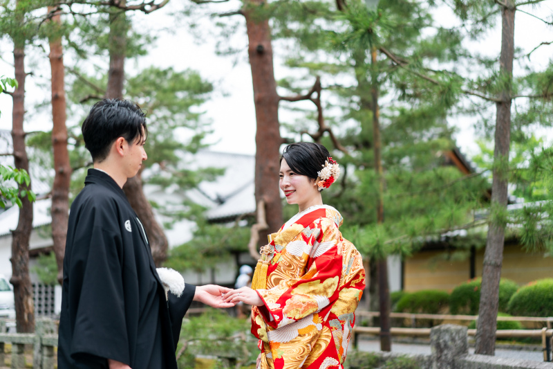 手を取り合って