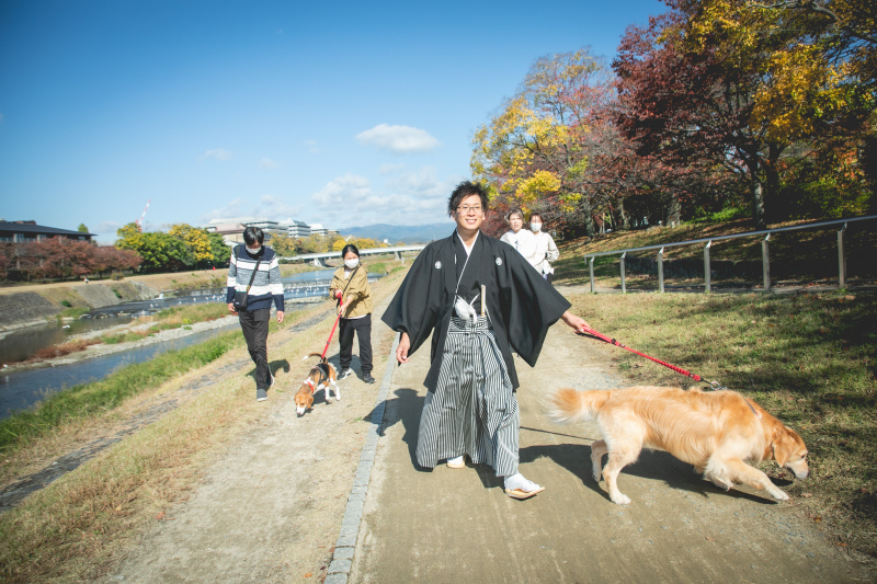 引っ張られてます