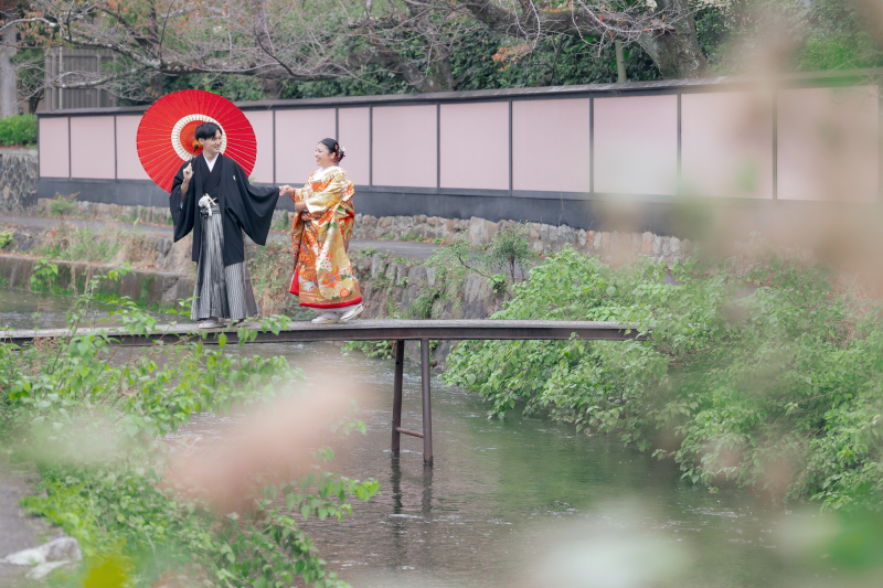 手を取り合って