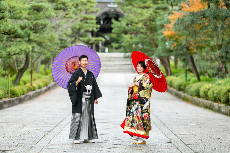 傘をさしてポーズ