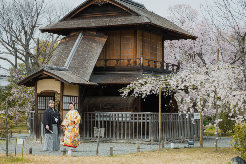 手を取り合って