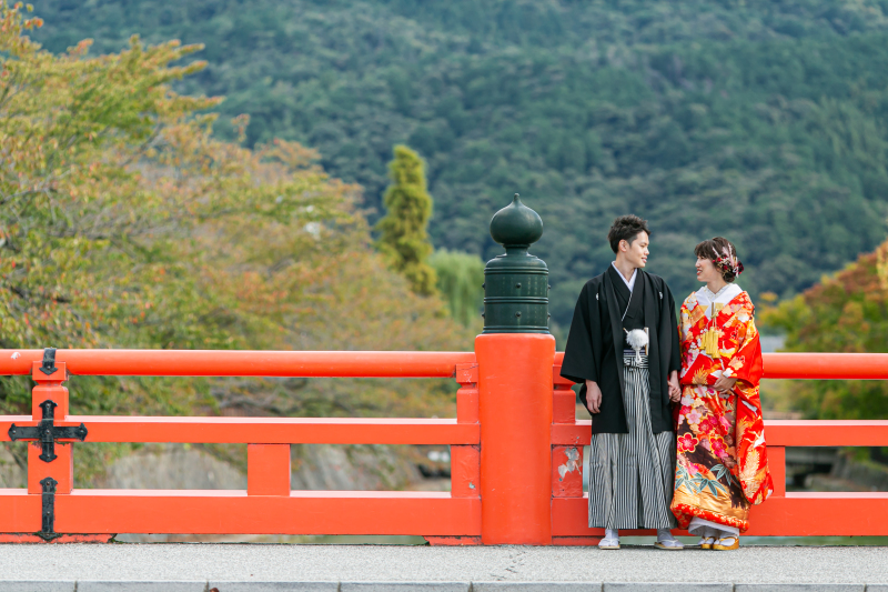 朱い欄干の前で