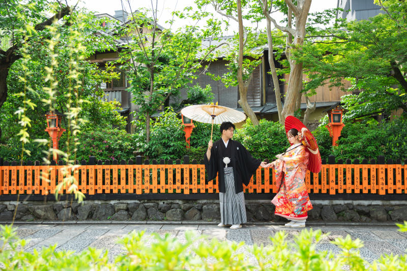 手を取り合って