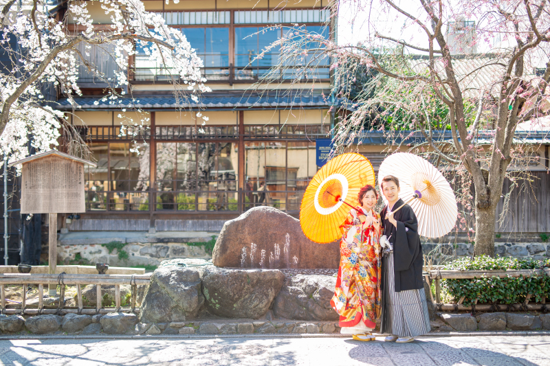 「かにかくに碑」の前で