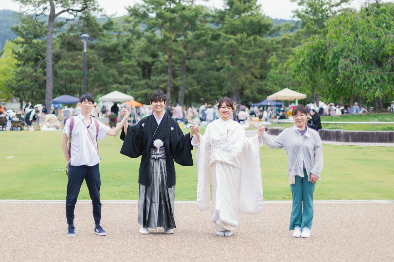 ご家族と手をつないで