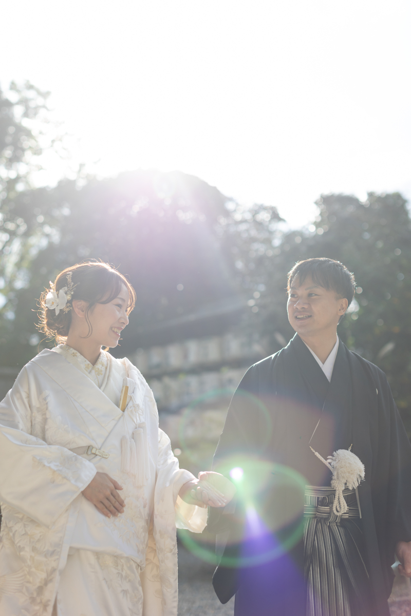 手を取り合って