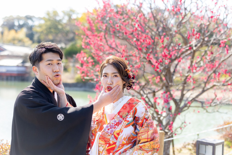 顔つまみポーズ