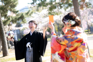 サッカーがお好きなお二人サッカーボールとレッドカードをお持ち込みボールを手に持ったらさすがにレッドカード！ってことでこんな写真に。