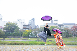 大雨だったけど、どうしても鴨川で撮りたい。その日しか撮れない。というお客様でした。ザーザーと降る雨の中、細かいポージングにも対応してくれたお客様に感謝です。