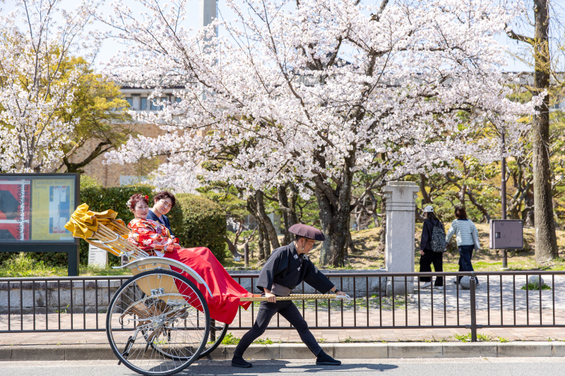 <人力車付き＞平日限定☆京都夢プラン 人力車に乗ろう！　お好きな衣装1点撮影に人力車30分程度（花嫁車）に載って撮影付き！