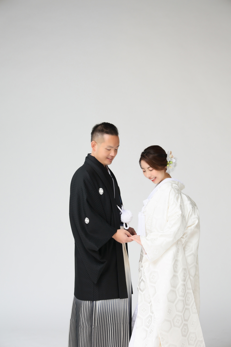 優しく手をとって