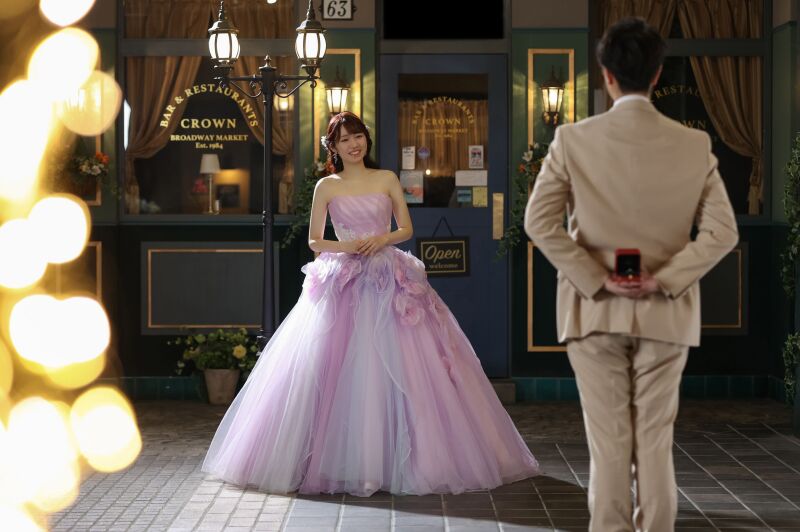 街灯の下で待つ新婦様と、プロポーズの仕掛け
