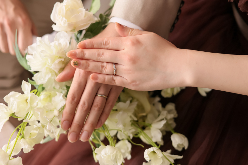 夫婦の証を手元に添えて