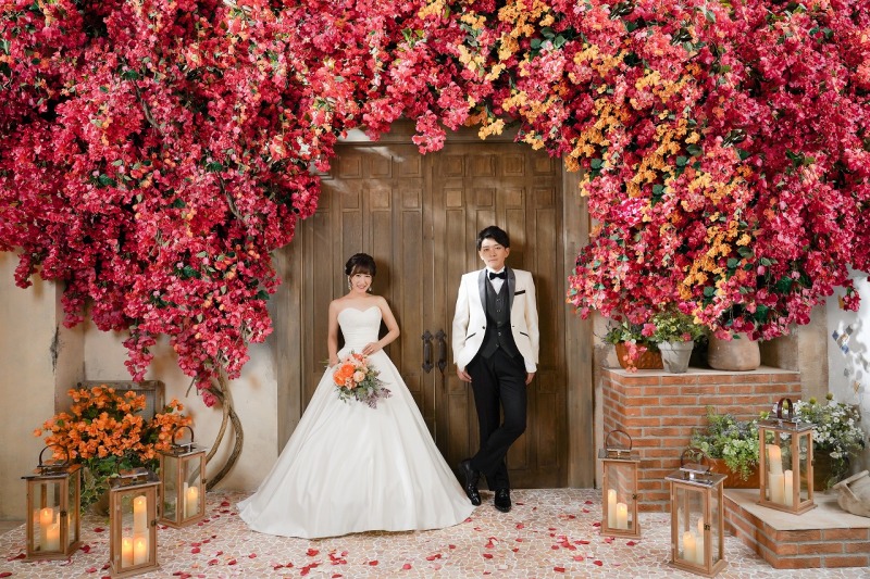 木漏れ日の射すアーチの下で