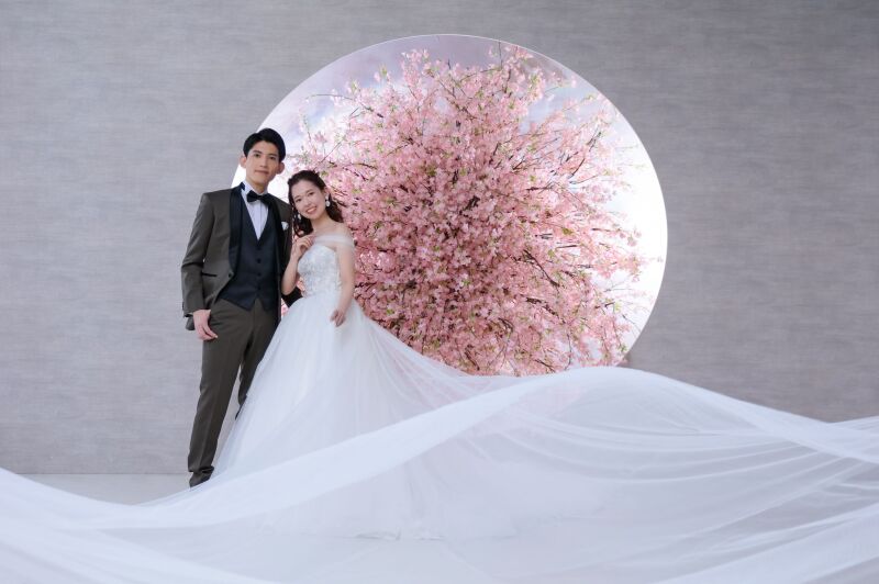 桜のシンボルモニュメントと躍動感あるロングベール
