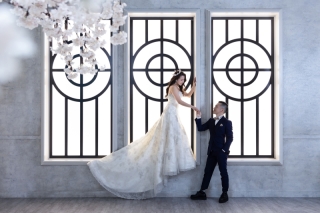 手を取り合って