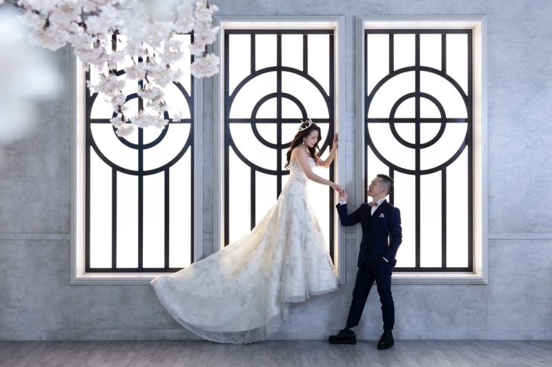 手を取り合って