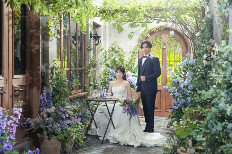 緑と季節の花々に囲まれたガーデン風テラス撮影