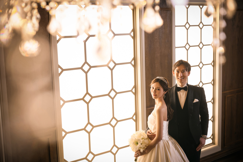 シャンデリアが光る邸宅で