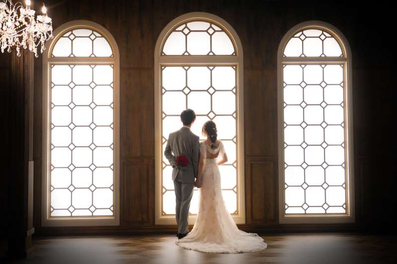 窓の外を見つめて