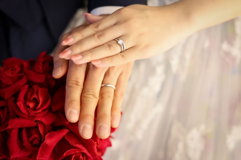 重ねた手元と指輪が美しく際立つ手元パーツショット