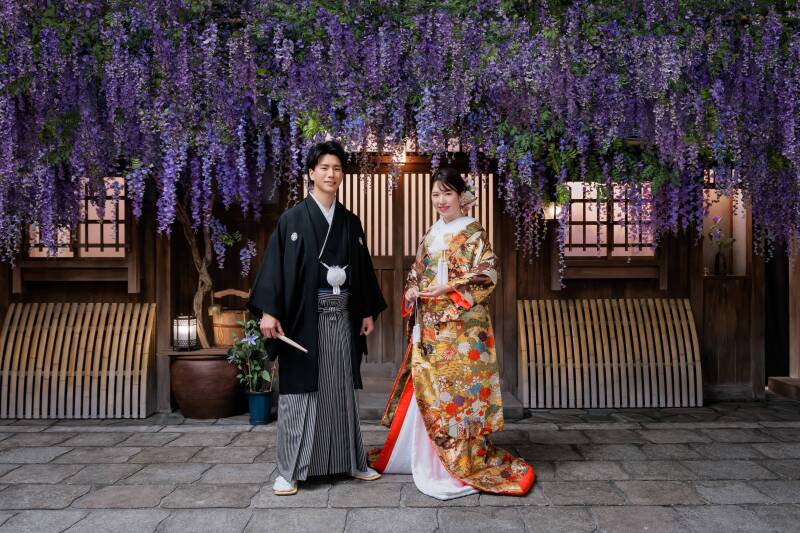 町屋の前に立つ静かな対称