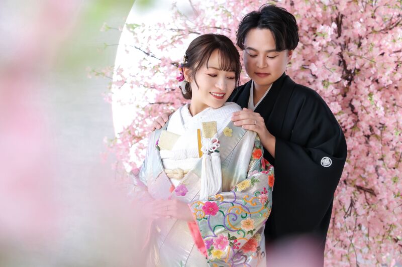 桜の前ぼかしが優しく包む寄り添いショット