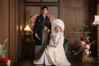 【撮影レポ】和傘や桜の丸窓モチーフで彩る！おふたりの笑顔が弾けるスタジオフォト
