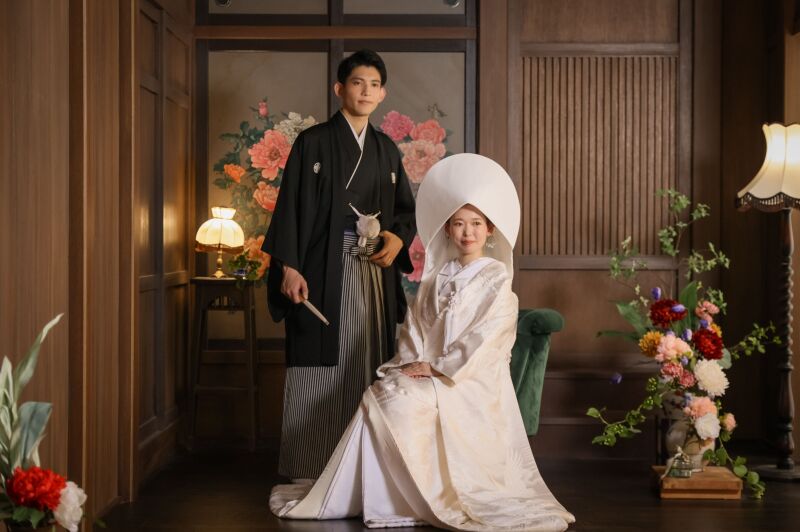 【撮影レポ】和傘や桜の丸窓モチーフで彩る！おふたりの笑顔が弾けるスタジオフォト