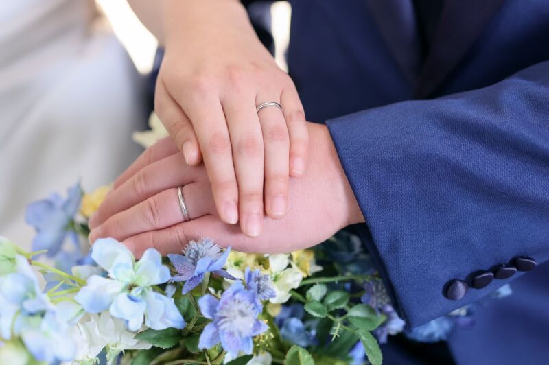 手元を彩る指輪とブーケの手元カット