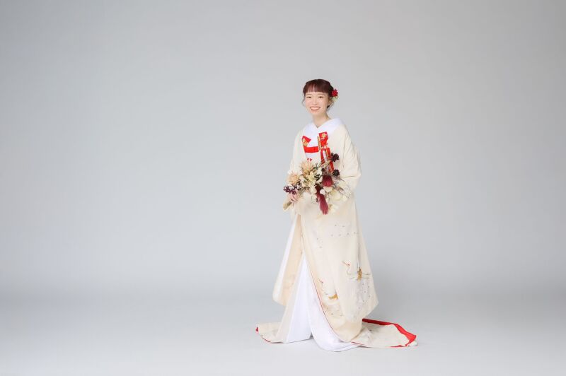ブーケを手に、柔らかな笑みを浮かべる新婦様