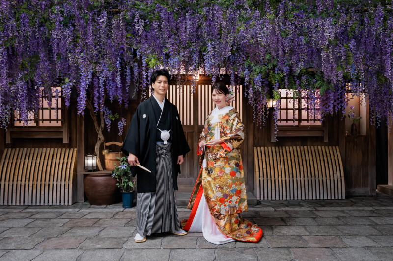 町屋の前に立つ静かな対称