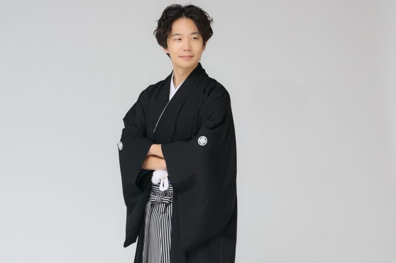 腕を組み、凛とした表情を見せる新郎様