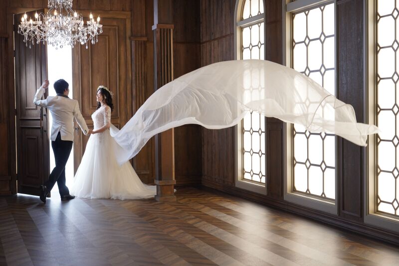 純白の衣装に身を包み