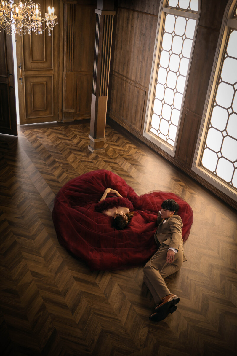 静かな床に並ぶ輪郭