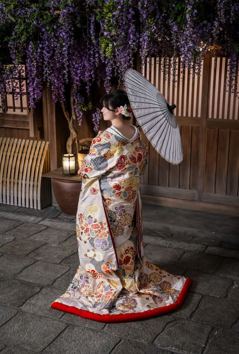柄行が際立つ色打掛の後ろ姿と美しい立ち姿